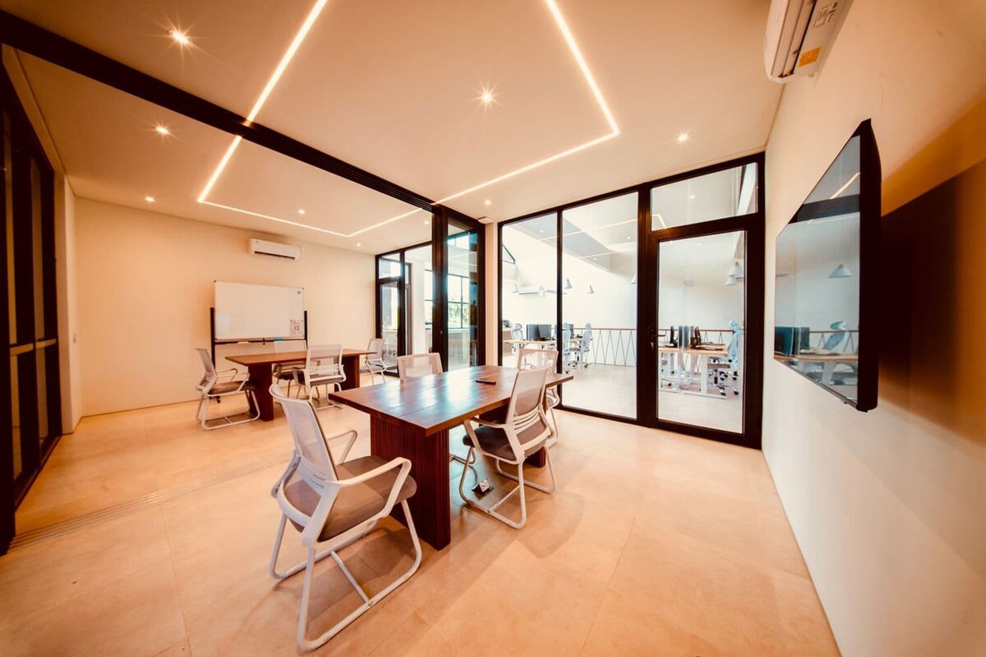 Deluxe Studio 5 — Co-working, Pool & Rooftop — photo 3