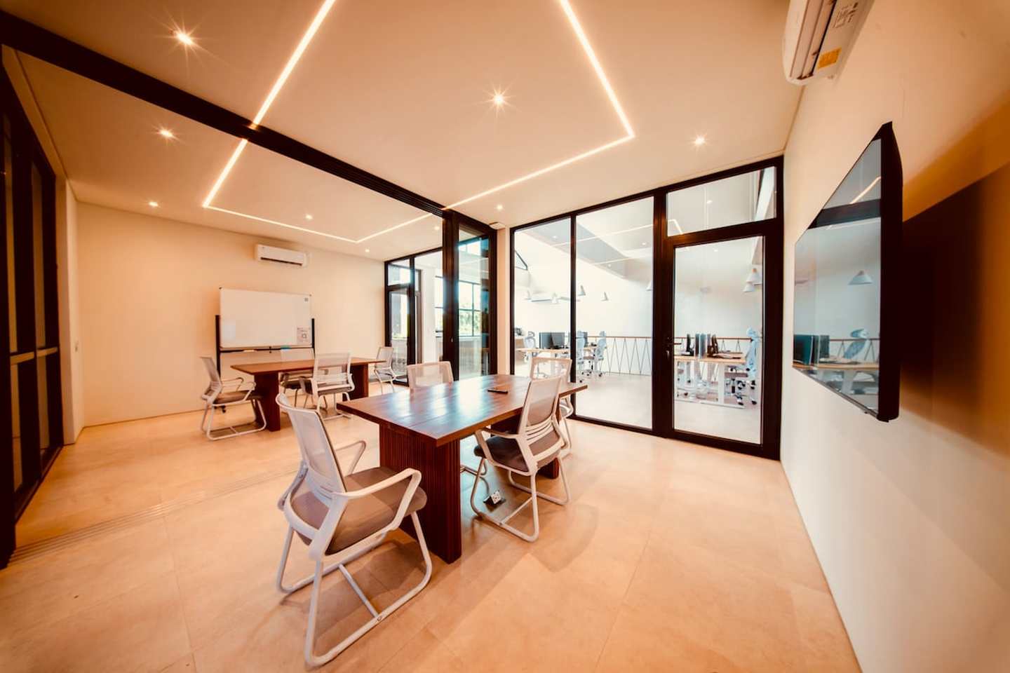 Deluxe Studio 7 — Co-working, Pool & Rooftop — photo 4