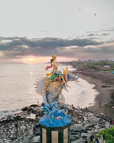 Pererenan beach monument